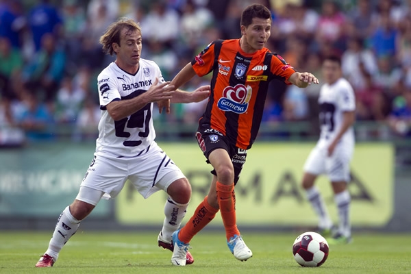 El refuerzo de Pumas, Martín Romagnoli, buscando detener al rival.