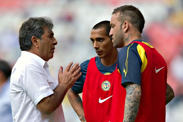 Reinoso habla con Castillo y Vuoso antes de entrar al campo.