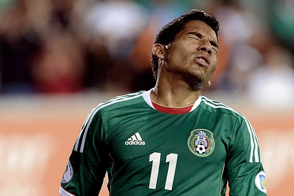 Remató de globito y estrelló el balón en el poste.