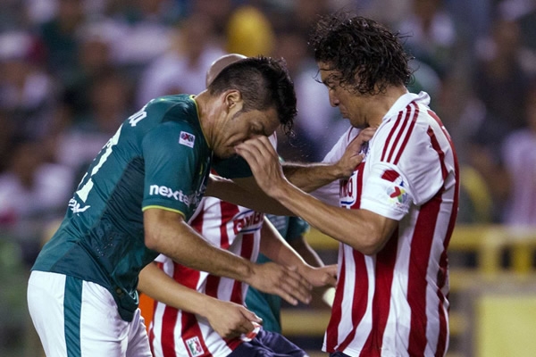 Reynoso, imponente no dejaba pasar a la ofensiva esmeralda.