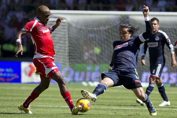 Reynoso se deja todo en el campo.