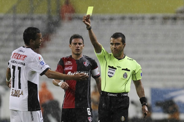 Ricardo Arellano mostró 5 tarjetas amarillas.