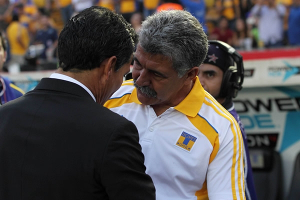 Ricardo Ferretti saluda a Benjamín Galindo.