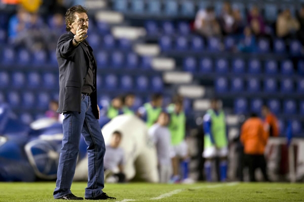 Ricardo La Volpe planeando su estrategia.