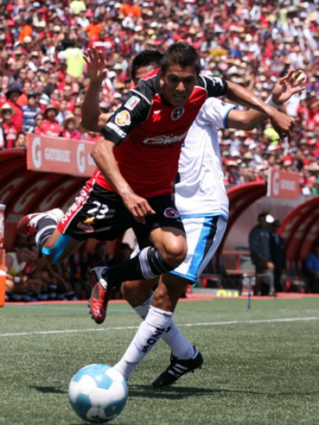 Richard Ruiz atentó a las llegadas de los Gallos.