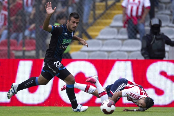 Rippa realizando una falta sobre Fabián.
