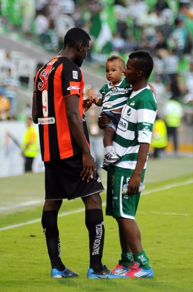 Rivales en la cancha, amigos fuera de ella. Bella estampa futbolera.