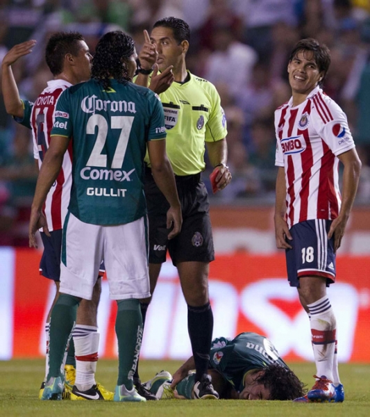 Roberto García Orozco le enseñó la tarjeta roja a Báez.