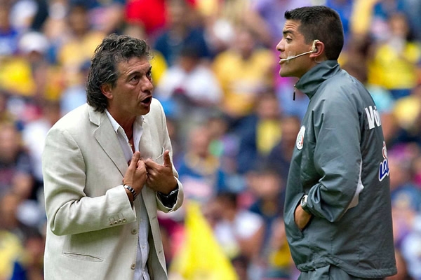 Romano reclama al cuarto árbitro un fuera de lugar de Bénitrez.