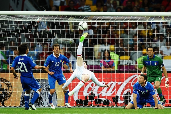 Rooney en espectacular jugada en el área italiana.