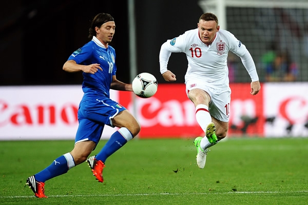 Rooney luchó por todos los sectores del terreno de juego.