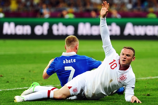 Rooney sufre la dureza de la marca italiana.