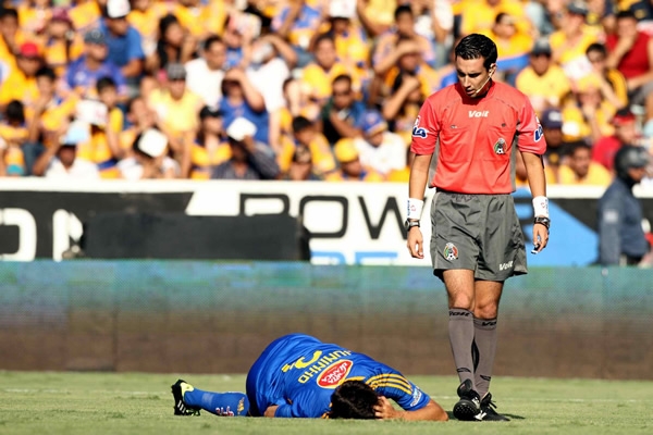 Rosinei en duelo en la meda cancha con David Toledo.