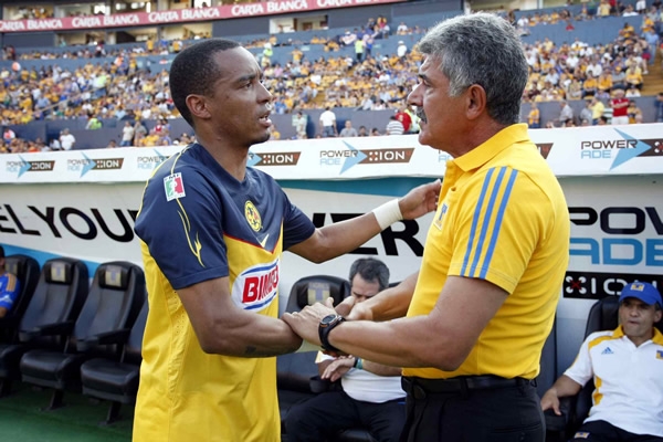Rosinei saludó al técnico de Tigres, antes del comienzo del partido.