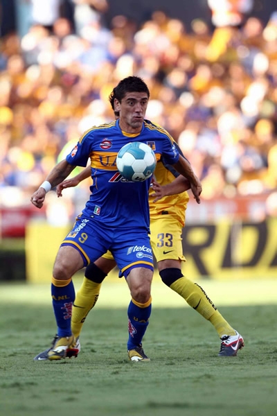 Rosinei y Toledo en duelo por la mediacancha