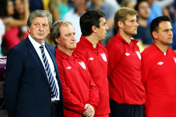 Roy Hodgson y su cuerpo técnico antes del inicio del juego.