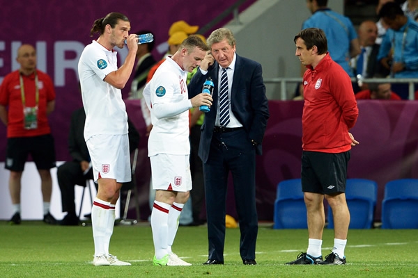 Roy Hodgson daba instrucciones a sus jugadores.