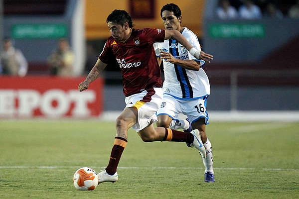 Rubens Sambueza vio la primera tarjeta amarilla del partido.