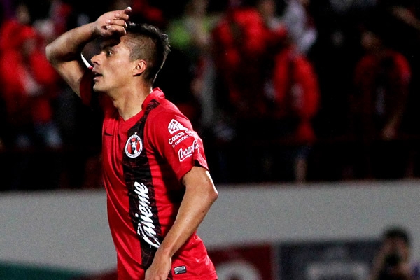 Ruíz se limpia el sudor, porque por fin logro el tercero que tanto se negaba.