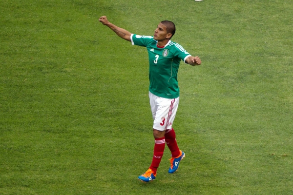 Salcido anotó el primer gol de los aztecas.