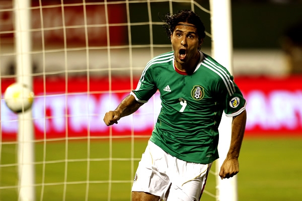 Salcido centra y el jugador de Rayados abre el marcador.