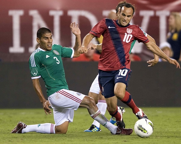 Salcido estuvo pendiente de los movimientos de Donovan.