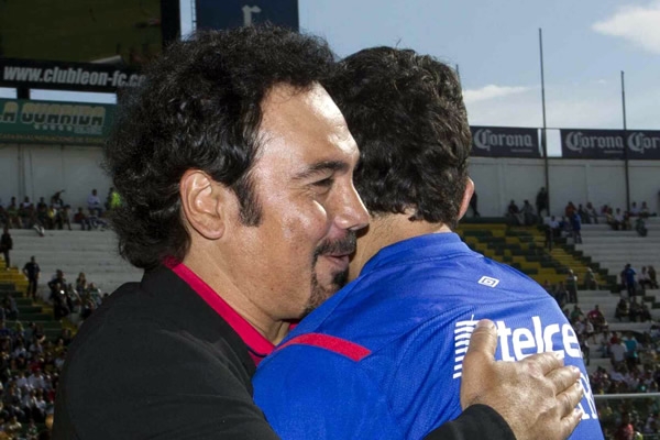 Saludo entre Hugo Sánchez e Israel Castro.