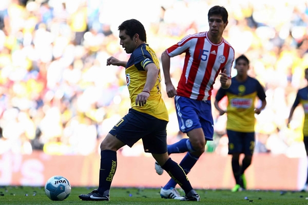 Salvador tocó en varias ocasiones la pelota.
