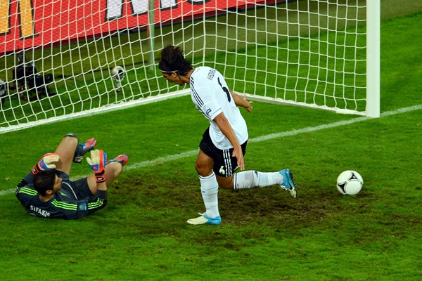 Sami Khedira venció a Michalis Sifakis para conseguir el segundo gol teutón.