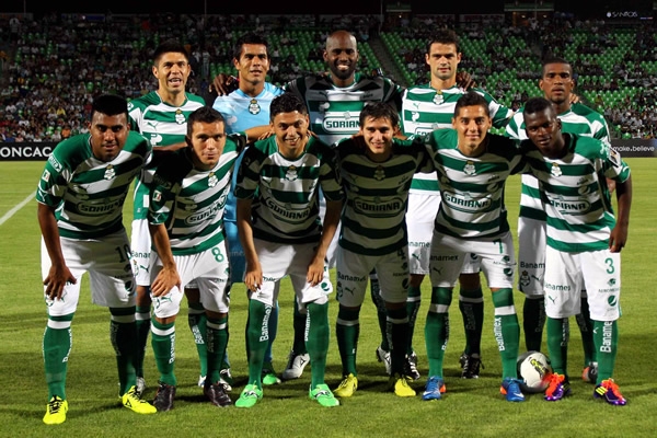 Santos saltó a la cancha con su equipo de lujo.