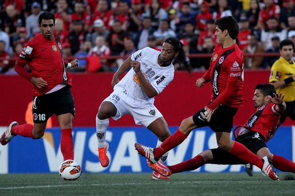 Se acaba el partido, Dinho despierta.