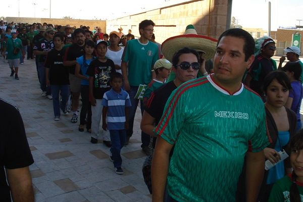 Se hicieron largas filas para entrar.