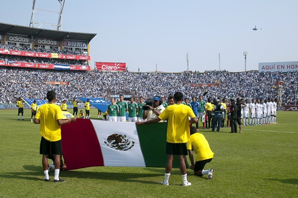 Se oye el himno de la la FIFA.
