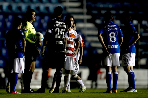 Se reanudó el juego, Jaguares tiene 10 minutos para empatar.