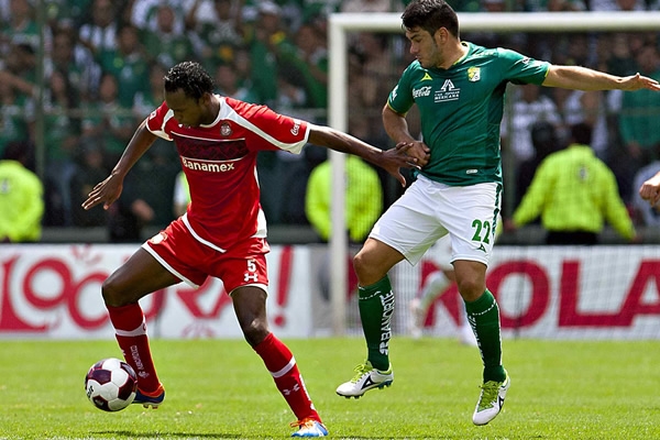 Sebastian Maz estuvo bien custodiado por la zaga roja.