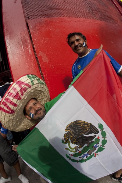 Seguidores de ambos equipos, conviviendo previo al partido.