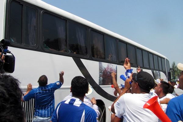 Serenata al pie de las ventanas de Tri.