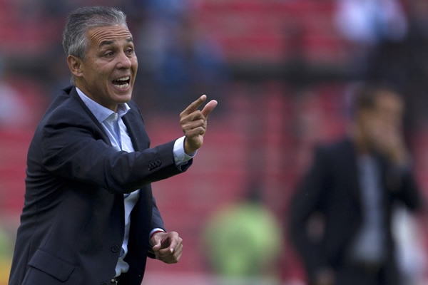 Sergio Bueno da indicaciones a sus jugadores.