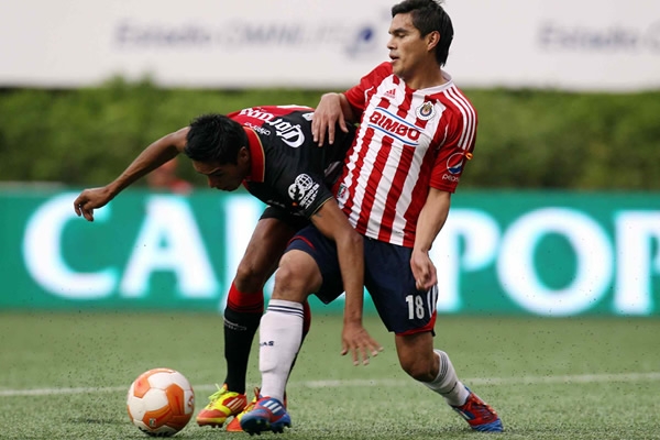 Sergio Santana es desarmado por la zaga de Chivas.