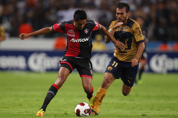 Sergio Santana salió del campo por lesión.