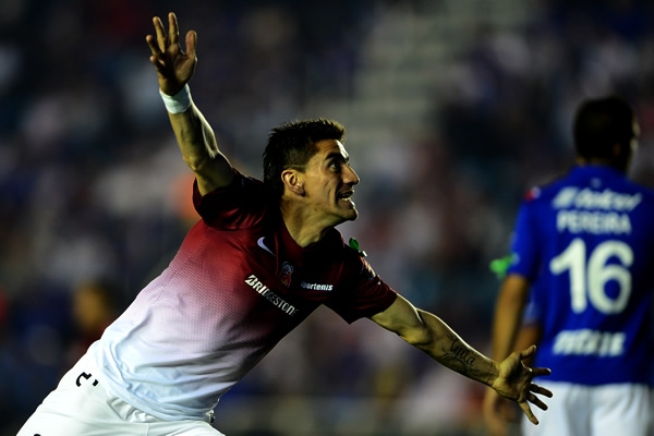 Siempre es un reto jugar con el delantero chileno.