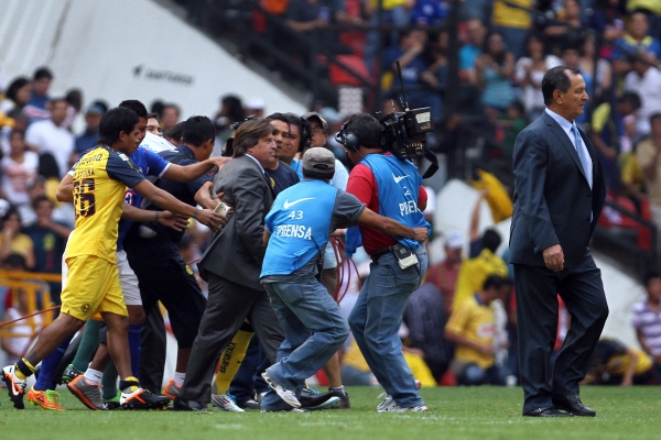 Con el silbatazo final, Miguel Herrera salió a buscar a Ipata.
