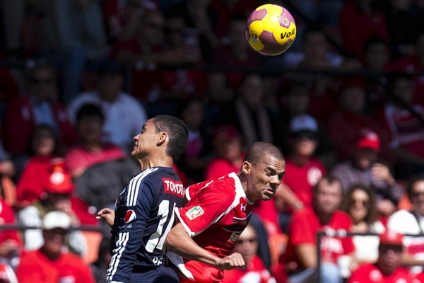 Silva se eleva para ganar la esférica.