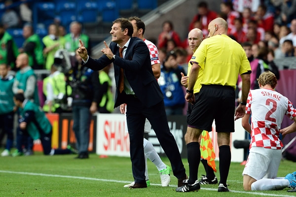 Slaven Bilic, DT de Croacia, acomodando a su gente sobre el terreno de juego.