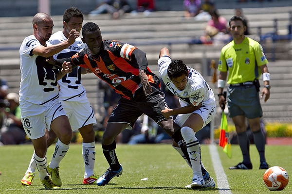 Solamente entre tres jugadores pudieron detener a Jackson.