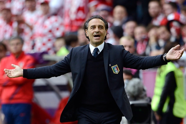 Su contraparte, Cesare Prandelli, gritaba para que Italia tuviera el balón.