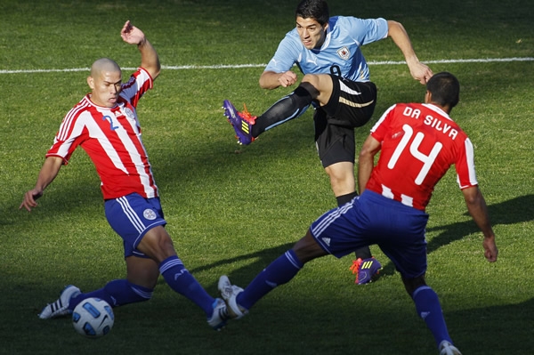 Suárez vacunó con un gran disparo.