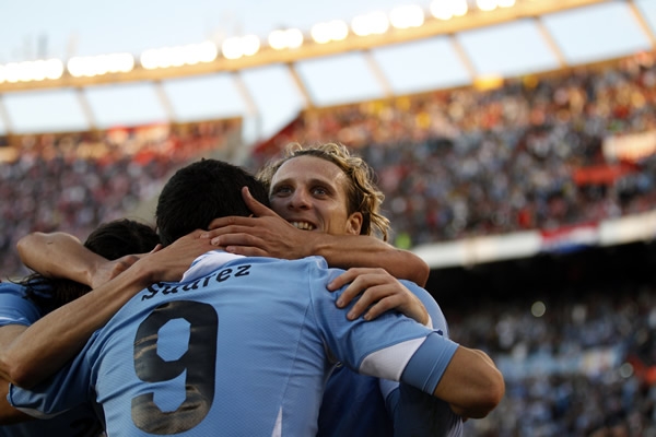 Suárez y Forlán se conectaron en la cancha y se reflejó en el marcador.