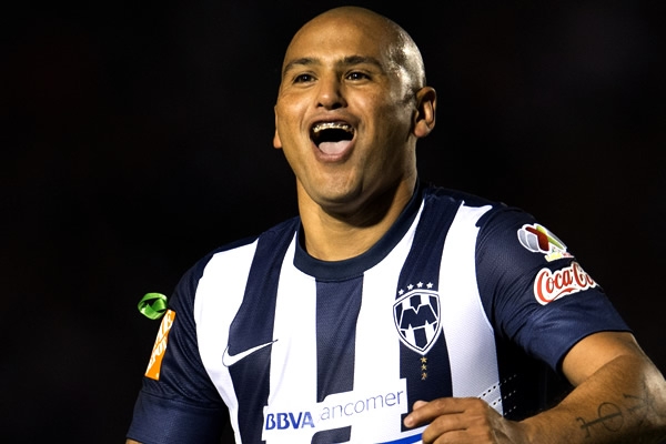 Suazo al 29 pone un golazo de tiro libre.