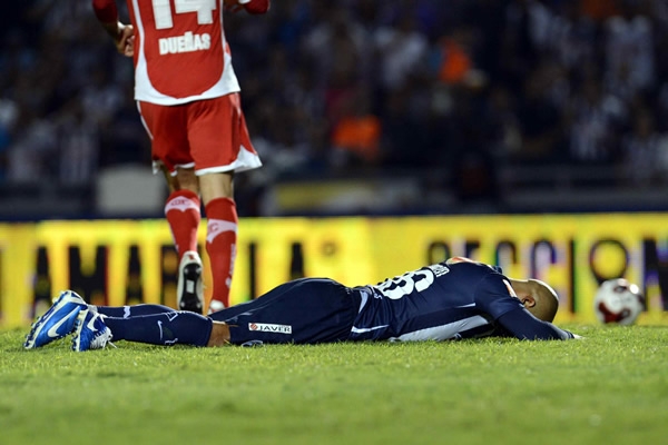 Suazo cayó en el área y el árbitro marcó un cuestionado penal.